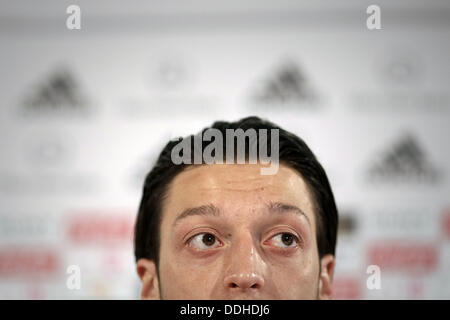 Nazionale tedesco di giocatore di calcio Mesut Oezil parla nel corso di una conferenza stampa della nazionale di calcio presso il Palazzo elettorale a Mainz, Germania, 23 marzo 2011. Il team precedentemente praticato per la partita di qualificazione del Campionato Europeo di calcio contro il Kazakistan il 26 marzo 2011. Foto: Fredrik Von Erichsen Foto Stock