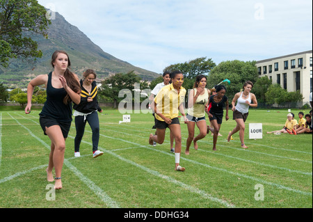 Athletic bambini che prendono parte a una esecuzione di concorrenza a San Giorgio la scuola di Città del Capo, Sud Africa Foto Stock