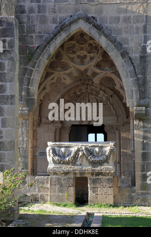 Bellapais Abbey, o l abbazia di pace è la rovina di un monastero costruito nel XIII secolo sul lato nord del piccolo vi Foto Stock