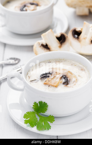 Bianco crema zuppa di funghi servita in due ciotole bianco Foto Stock