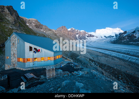 Cabane de Pannossière rifugio, sul retro il ghiacciaio di Corbassière e Mt Grand Combin, Val de Bagnes Valley, il Cantone del Vallese Foto Stock