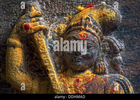 Custode figura con una spada, decorato con il giallo e il rosso in polvere kumkum, Meenakshi Amman Tempio o Sri Meenakshi Sundareswarar Foto Stock