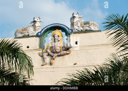 Custode colorato figura affiancato da Nandi, Shiva mount, su una parete del tempio, Meenakshi Amman Tempio o Sri Meenakshi Foto Stock