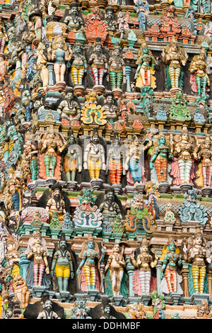 Statue colorate di dei e demoni sul Gopuram o gate Gopura tower, Meenakshi Amman Tempio o Sri Meenakshi Sundareswarar Foto Stock