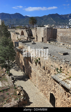 Kyrenia, Girne,è una città sulla costa settentrionale di Cipro, il cortile del castello Foto Stock