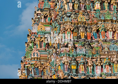 Statue colorate di dei e demoni sul Gopuram o gate Gopura tower, Meenakshi Amman Tempio o Sri Meenakshi Sundareswarar Foto Stock