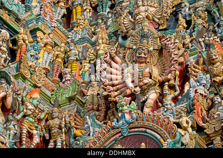 Statue colorate di dei e demoni sul Gopuram o gate Gopura tower, Meenakshi Amman Tempio o Sri Meenakshi Sundareswarar Foto Stock