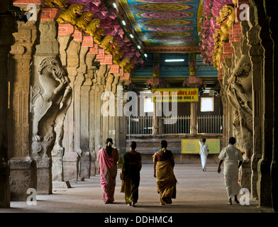 Visitatori in Aula del tempio con dipinto luminosamente pilastri, creature mitiche, Meenakshi Amman Tempio o Sri Meenakshi Foto Stock