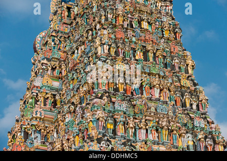 Statue colorate di dei e demoni sul Gopuram o gate Gopura tower, Meenakshi Amman Tempio o Sri Meenakshi Sundareswarar Foto Stock