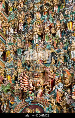 Statue colorate di dei e demoni sul Gopuram o gate Gopura tower, Meenakshi Amman Tempio o Sri Meenakshi Sundareswarar Foto Stock