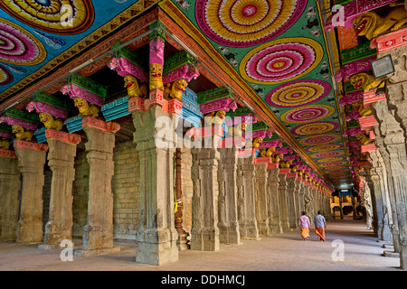 Colorato il soffitto dipinto su colonne in pietra, temple hall, Meenakshi Amman Tempio o Sri Meenakshi Sundareswarar tempio Foto Stock