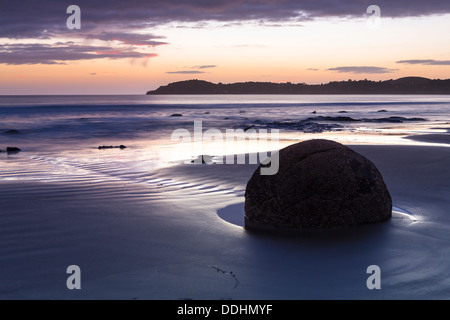 Moeraki Boulders sulla spiaggia di sunrise Foto Stock