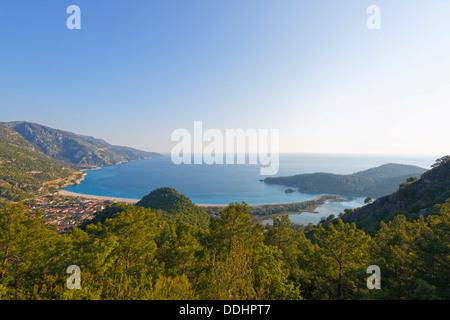 Ölüdeniz beach con una laguna, Belcegiz Bay, Ölüdeniz, Muğla provincia, regione del Mar Egeo, Turchia Foto Stock