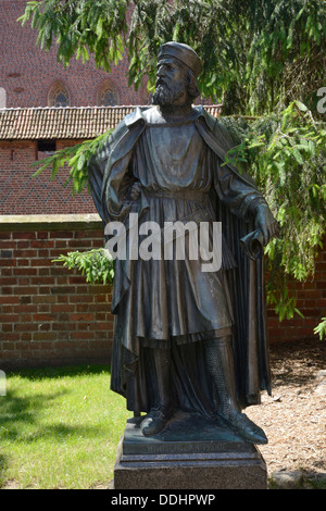 Statua del Gran Maestro dei Cavalieri Teutonici, Winrich von Kniprode, Castello dell'Ordine Teutonico in Malbork, dell'Europa Foto Stock