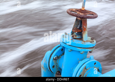 Vista ravvicinata della valvola a saracinesca con pipeline blu per insufflazione di ossigeno nelle acque reflue Foto Stock