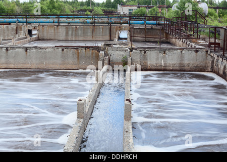 Serbatoi di aerazione di ossigeno nell'impianto di trattamento delle acque reflue. Esposizione lunga Foto Stock