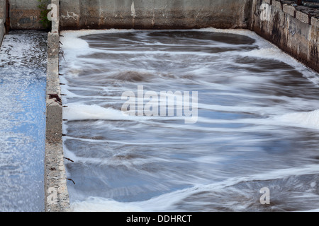 Serbatoi industriali per l'aerazione di ossigeno nell'impianto di trattamento delle acque reflue. Esposizione lunga Foto Stock