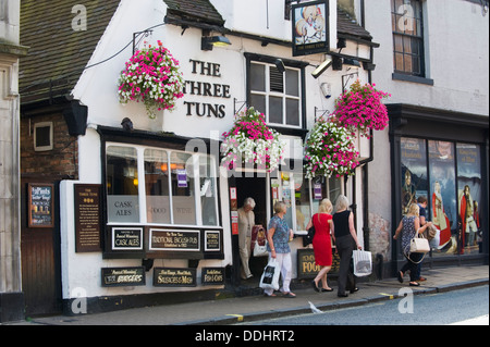 Il Three Tuns tradizionali pub locali nei cestini appesi al di fuori della città di York North Yorkshire England Regno Unito Foto Stock