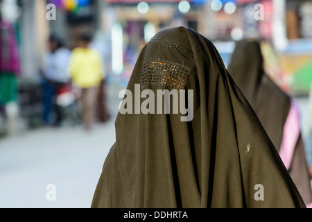 Donna che indossa un burqa Foto Stock