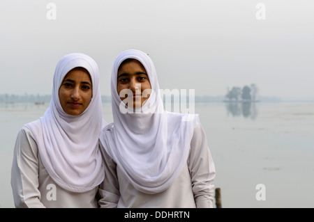 Due donne del Kashmir di indossare il velo islamico Foto Stock