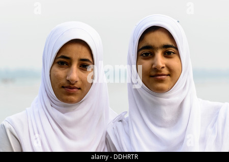 Due donne del Kashmir di indossare il velo islamico Foto Stock