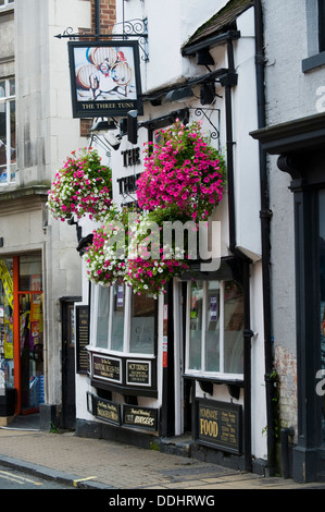 Il Three Tuns tradizionali pub locali nei cestini appesi al di fuori della città di York North Yorkshire England Regno Unito Foto Stock