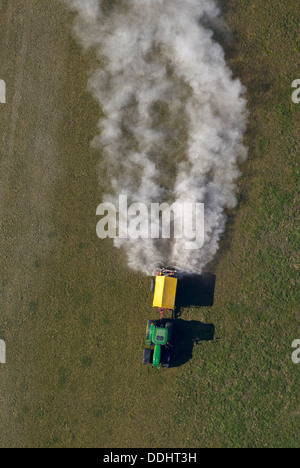 Vista aerea, trattore calcinazione in un prato Foto Stock