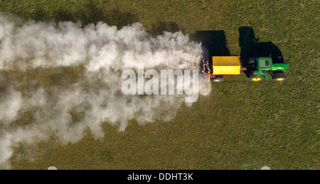 Vista aerea, trattore calcinazione in un prato Foto Stock