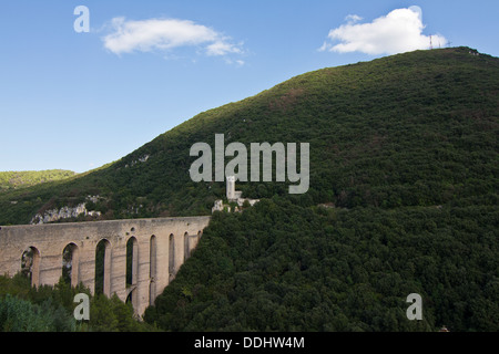 Acquedotto duecentesco che collega Spoleto con il Monteluco in Umbria Foto Stock