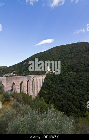 Acquedotto duecentesco che collega Spoleto con il Monteluco in Umbria Foto Stock