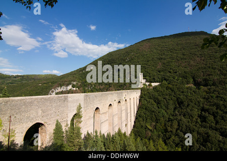 Acquedotto duecentesco che collega Spoleto con il Monteluco in Umbria Foto Stock