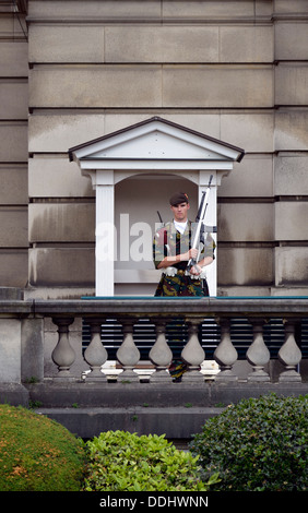 Royal soldier, guardia di pattugliamento di fronte a una casa di guardia, Royal Palace, Palais Royal Foto Stock