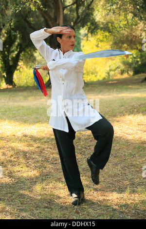 Tai Chi con la spada, dimostrazione in un oliveto, Régine Zanini, due volte la medaglia d'argento al Tai Chi campionati Foto Stock