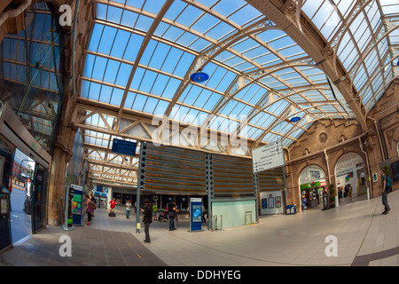 Sheffield stazione ferroviaria e il piazzale antistante, obiettivo fisheye Foto Stock