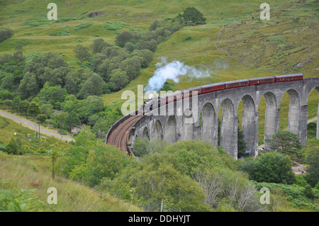 Giacobita treno a vapore sul viadotto Glenfinnan vicino al Loch Shiel in Scozia occidentale Foto Stock