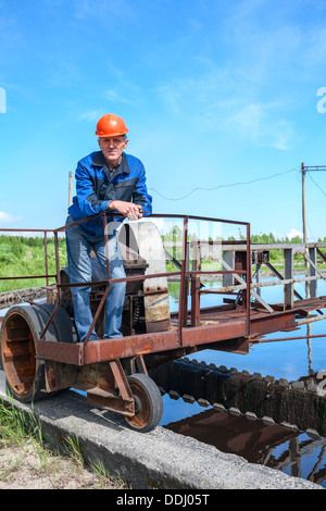 Ritratto di engineering senior lavoratore nell'impianto di trattamento delle acque Foto Stock