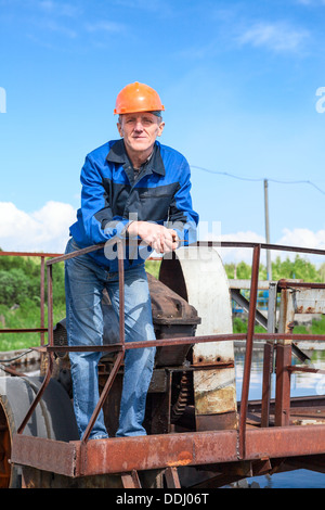 Ritratto di senior lavoratore manuale nell'impianto di trattamento delle acque Foto Stock