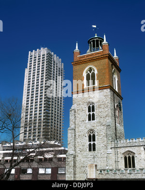 Architettura di contrasto nella zona di Barbican di Londra: la chiesa di St Giles Cripplegate e una torre residenziale blocco. Foto Stock
