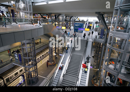 La suggestiva a più piani interni della nuova(ish) Lehrter Bahnhof, Berlino la principale stazione ferroviaria. Foto Stock