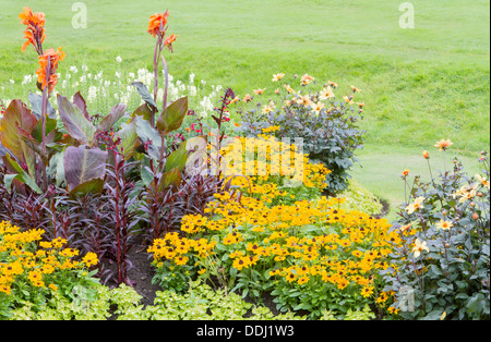 Colorate aiuole di fiori ed erba in un giardino formale Foto Stock