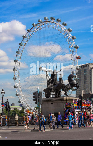 Regina Boadicea statua e London Eye Foto Stock