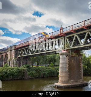 Worcester viadotto sul fiume Severn con treni passeggeri crossing, Worcester, Inghilterra Foto Stock