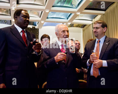 Gerusalemme, Israele. 03Sep, 2013. Il Presidente Shimon Peres, toast'anno Ebraico in occasione di un ricevimento presso i presidenti di residenza per il Corpo Diplomatico. Ambasciatore DAN SHAPIRO degli Stati Uniti sta alla destra e Ambasciatore del Camerun di Israele, HENRI ETOUNDI ESSOMBA, a sinistra. Gerusalemme, Israele. 3-Settembre-2013. Il Presidente dello Stato di Israele, Shimon Peres, ha ospitato un ricevimento e sollevate un toast all'anno ebraico con gli ambasciatori stranieri in Israele. Peres consegnato commento affrontare la tensione in Siria, i negoziati di pace e di altre questioni. Credito: Nir Alon/Alamy Live News Foto Stock