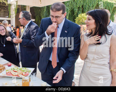 Gerusalemme, Israele. 03Sep, 2013. DAN SHAPIRO, Ambasciatore degli Stati Uniti d'America per lo Stato di Israele, cali un apple nel miele nella tradizione ebraica in occasione di un ricevimento per l'anno Ebraico ospitato da Peres a presidenti di residenza. Gerusalemme, Israele. 3-Settembre-2013. Il Presidente dello Stato di Israele, Shimon Peres, ha ospitato un ricevimento e sollevate un toast all'anno ebraico con gli ambasciatori stranieri in Israele. Peres consegnato commento affrontare la tensione in Siria, i negoziati di pace e di altre questioni. Credito: Nir Alon/Alamy Live News Foto Stock