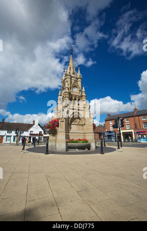 Il Shakespeare Memorial Fontana e la Torre dell Orologio Stratford upon Avon Warwickshire England Regno Unito Foto Stock