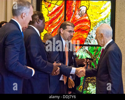 Gerusalemme, Israele. 03Sep, 2013. Presidente dello Stato di Israele, Shimon Peres, scuote la mano di DAN SHAPIRO, Ambasciatore degli Stati Uniti d'America in Israele in occasione di un ricevimento per l'anno Ebraico ospitato da Peres a presidenti di residenza per gli ambasciatori stranieri in Israele. Gerusalemme, Israele. 3-Settembre-2013. Il Presidente dello Stato di Israele, Shimon Peres, ha ospitato un ricevimento e sollevate un toast all'anno ebraico con gli ambasciatori stranieri in Israele. Peres consegnato commento affrontare la tensione in Siria, i negoziati di pace e di altre questioni. Credito: Nir Alon/Alamy Live News Foto Stock