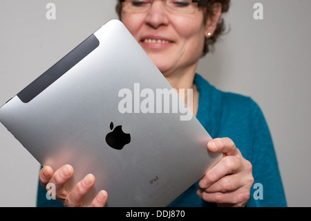 Donna che utilizza iPad Apple computer tablet Foto Stock