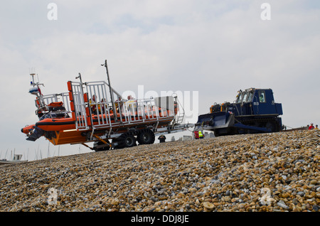 Walmer scialuppa di salvataggio praticando un recupero di spiaggia Foto Stock