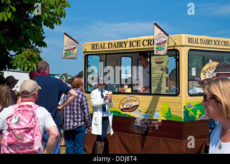 Visitatori della gente che acquistano gelati dal chiosco van in estate Great Yorkshire Show Harrogate North Yorkshire Inghilterra Regno Unito Gran Bretagna Foto Stock