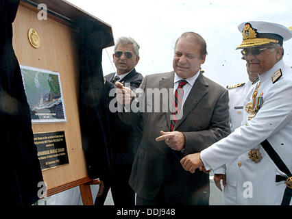 Di Karachi, Pakistan. Il 3 settembre 2013. Il primo ministro Muhammad Nawaz svela il francobollo commemorativo di PNS ASLAT in Karachi Handout dal Pakistan informazioni dipartimento   (foto di PID/Deanpictures/Alamy Live News Foto Stock